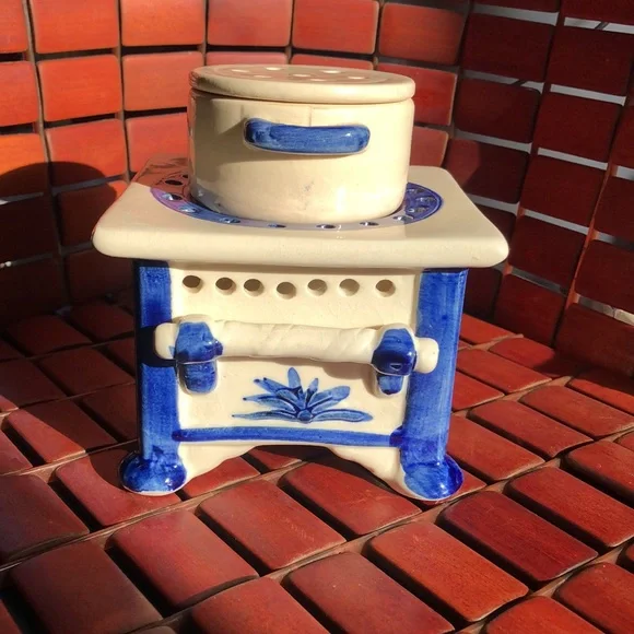 RARE, COUNTRY- COTTAGE STYLE WAX BURNER. Vintage. Blue and white pottery. - Picture 2 of 10